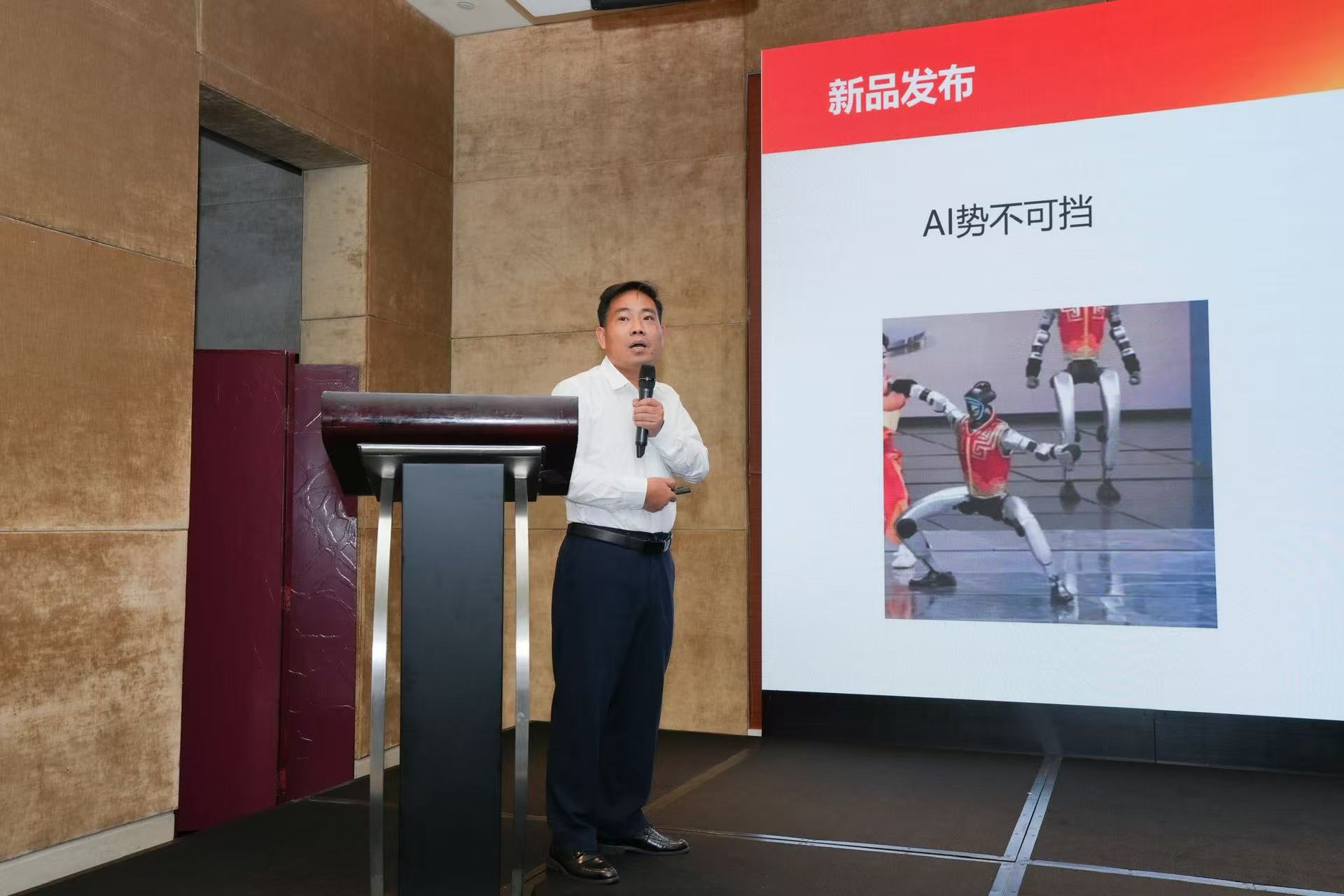 研祥集团技术解决方案总经理-白飞.jpg